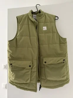 Sleeveless jacket