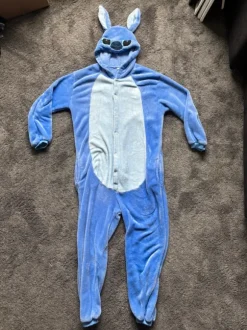 Stich Kostüm / Pyjama