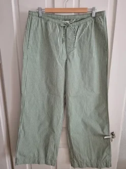 Stoffhose Urban Outfitters BGN, Größe L, Salbei grün gestreift