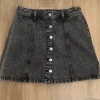 Stone washed grau schwarzer Jeans Rock mit silber Knöpfen Minirock