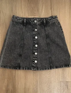 Stone washed grau schwarzer Jeans Rock mit silber Knöpfen Minirock