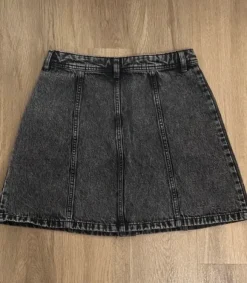 Stone washed grau schwarzer Jeans Rock mit silber Knöpfen Minirock