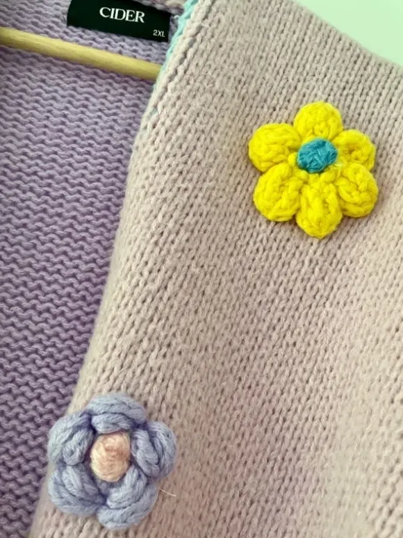Strickjacke mit Blumen