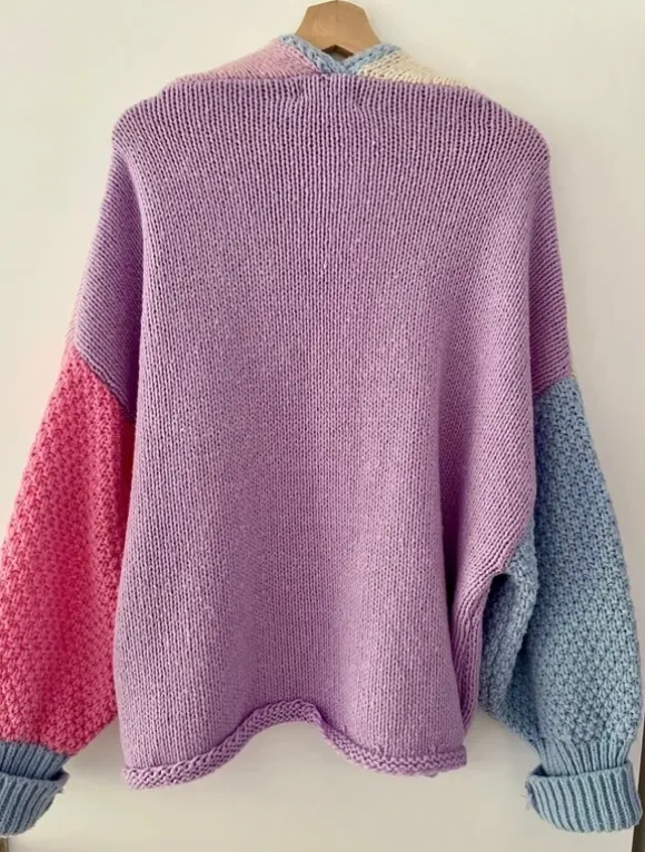 Strickjacke mit Blumen