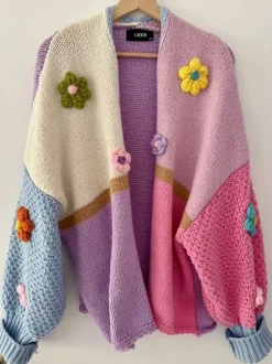 Strickjacke mit Blumen