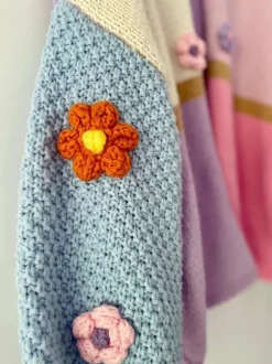 Strickjacke mit Blumen