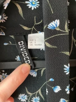 Strickjacke mit Blumen von H&M in S