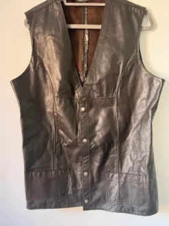 Stylische braune Lederweste – Vintage-Look, handgefertigt, zeitlos elegant und robust