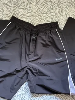 stylische jogginghose in schwarz – größe m – nagelneu