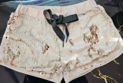 Stylische Pailletten-Shorts in Gold/Beige