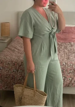 Superbe combinaison verte avec noue manche courte fluide