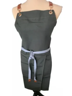 Tablier imperméable fendu sur l'avant