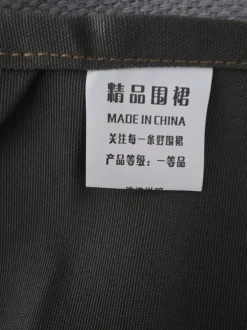Tablier imperméable fendu sur l'avant
