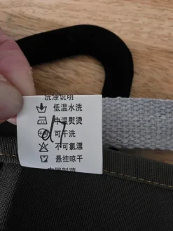 Tablier imperméable fendu sur l'avant