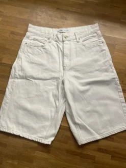 Tolle Jeans Shorts in cremeweiß Größe 42