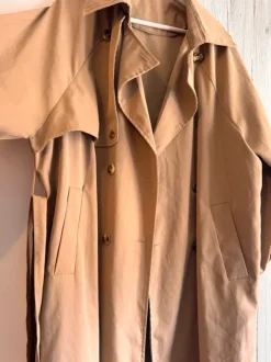 Trendcoat hellbraun und lang - einmal angezogen