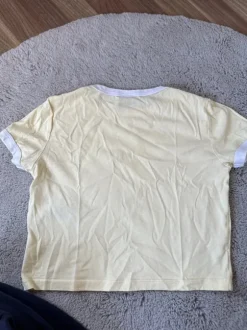 T-Shirt in gelb