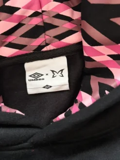 Umbro x Mertra Hoodie | Schwarz & Pink | Size S