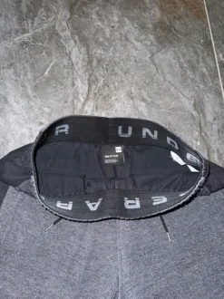 Under Armour Shorts – Grau/Schwarz – Größe S