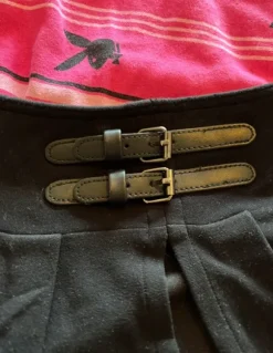 Urban Outfitters Low Waist Minirock mit Schnallen & Schlitz 90s y2k alternative goth