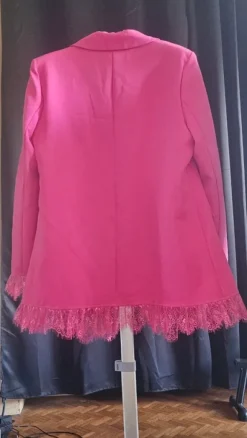 Vends blazer avec dentelle de couleur rose fushia