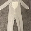 Verkaufe kuscheligen Tier Onesie / Jumpsuit in Grau