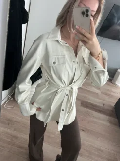 Weiße jacke tailliert