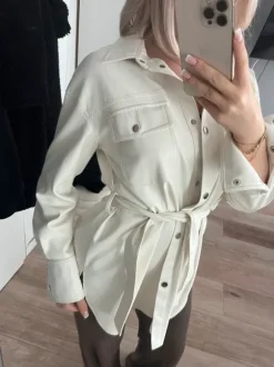 Weiße jacke tailliert