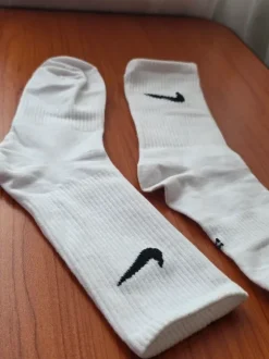 weiße Nike socken Everyday Cushioned Crew-Socken mit schwarzem Swoosh-Logo.