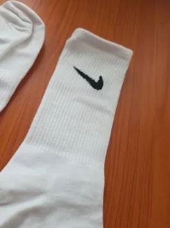 weiße Nike socken Everyday Cushioned Crew-Socken mit schwarzem Swoosh-Logo.