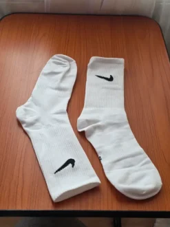 weiße Nike socken Everyday Cushioned Crew-Socken mit schwarzem Swoosh-Logo.