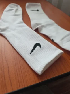 weiße Nike socken Everyday Cushioned Crew-Socken mit schwarzem Swoosh-Logo.