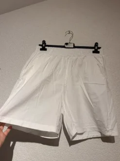 Weiße Stoffshorts