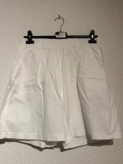 Weiße Stoffshorts