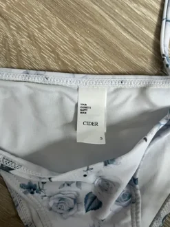 Weißer Bikini mit Blumenmuster