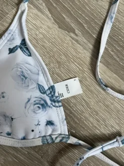 Weißer Bikini mit Blumenmuster