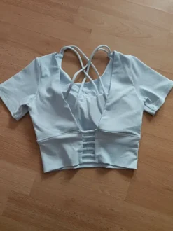 Weißes Crop Top XS mit Brustpolsterung | Cut-Out & Rückenriemen