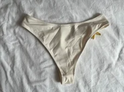 weisse Bikinihose mit goldenem Seestern