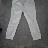 Weisse Jeans mit klassischem Schnitt, leichter Used-Optik und ausgefransten Säumen