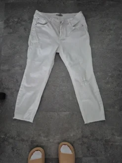Weisse Jeans mit klassischem Schnitt, leichter Used-Optik und ausgefransten Säumen