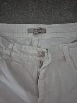 Weisse Jeans mit klassischem Schnitt, leichter Used-Optik und ausgefransten Säumen