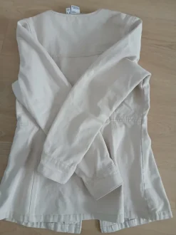 Weisse Jeansjacke