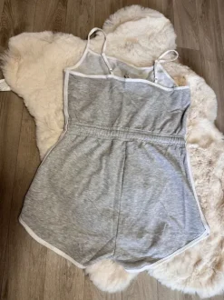 Wie neuer grauer Sweat-Jumpsuit von New Yorker in Größe M. Einmal getragen.