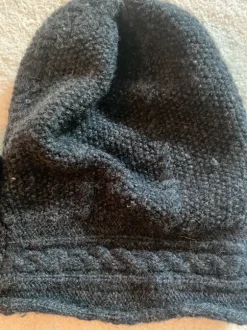 Wollmütze mit Fausthandschuhen