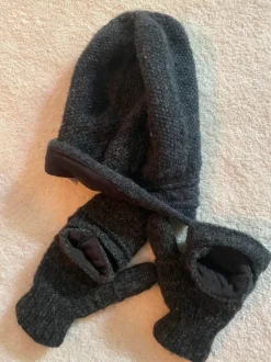 Wollmütze mit Fausthandschuhen