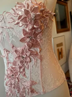 Wunderschöne Corsage mit Spitze und Steine