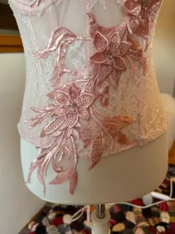 Wunderschöne Corsage mit Spitze und Steine