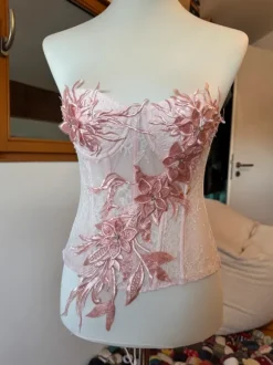 Wunderschöne Corsage mit Spitze und Steine