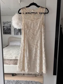 Wunderschönes cremefarbenes Tüllkleid mit aufwendig handverzierten Rosen 🌸