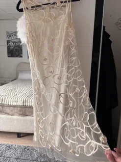 Wunderschönes cremefarbenes Tüllkleid mit aufwendig handverzierten Rosen 🌸